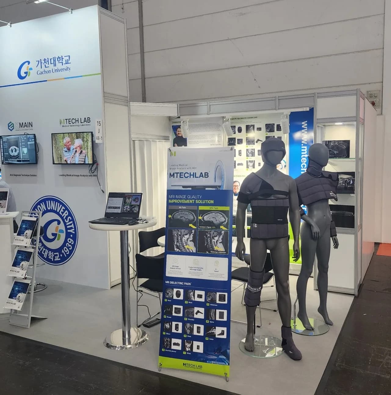 Wide view of the MTechLab MRI dielectric pad display at MEDICA 2024