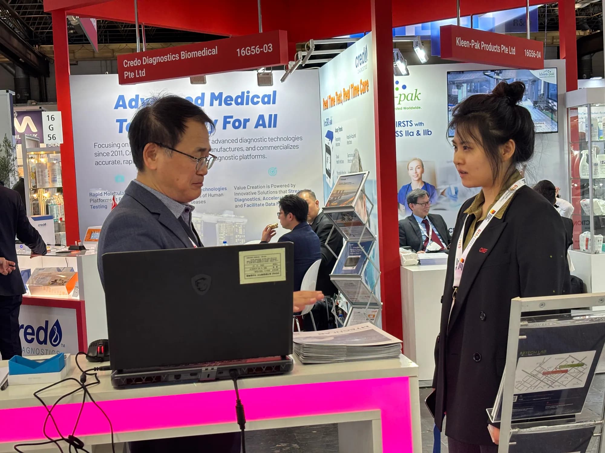 One-to-one technical discussion at the MTechLab laptop workstation