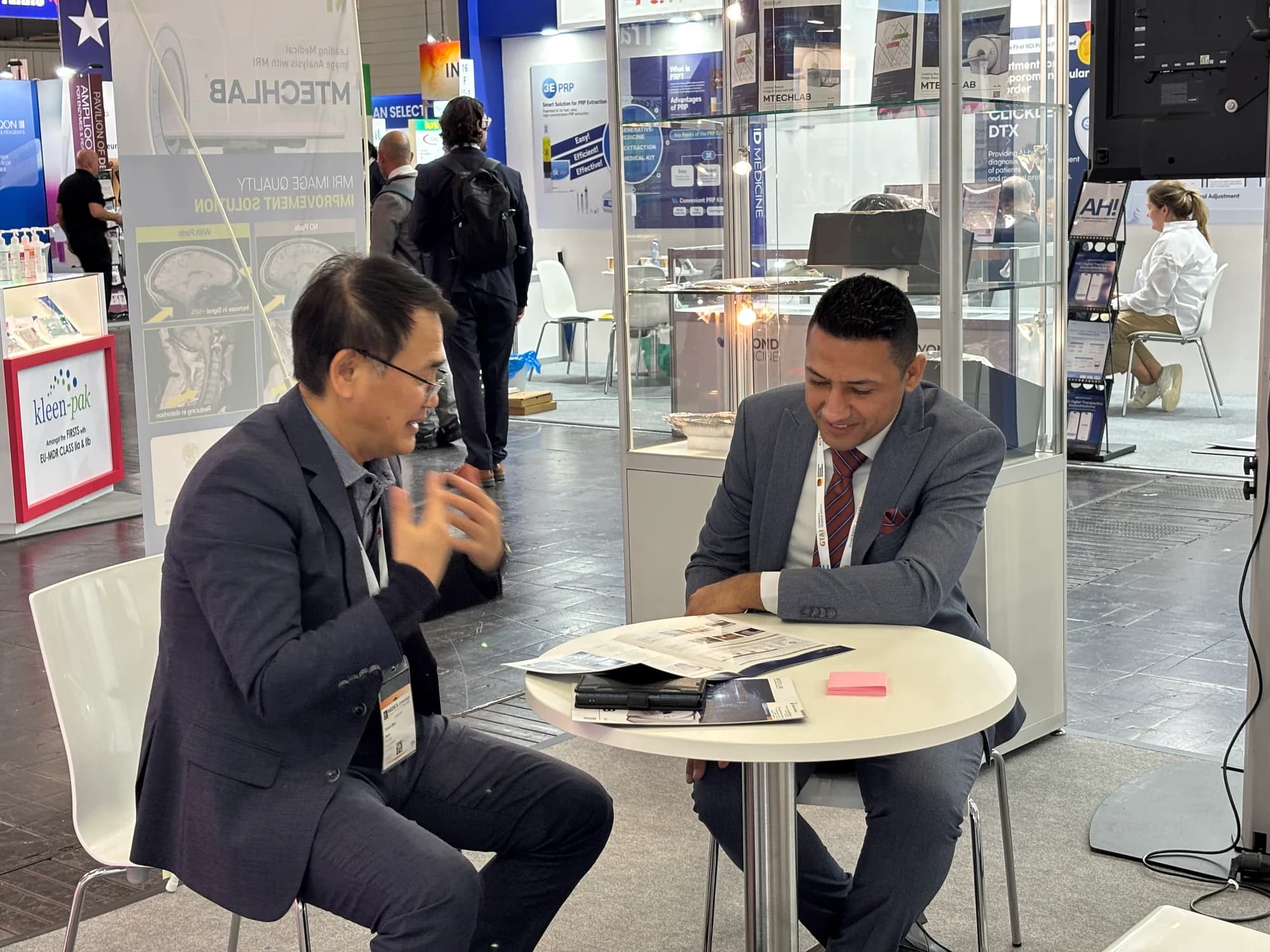 Seated product discussion at the MTechLab MEDICA 2025 booth