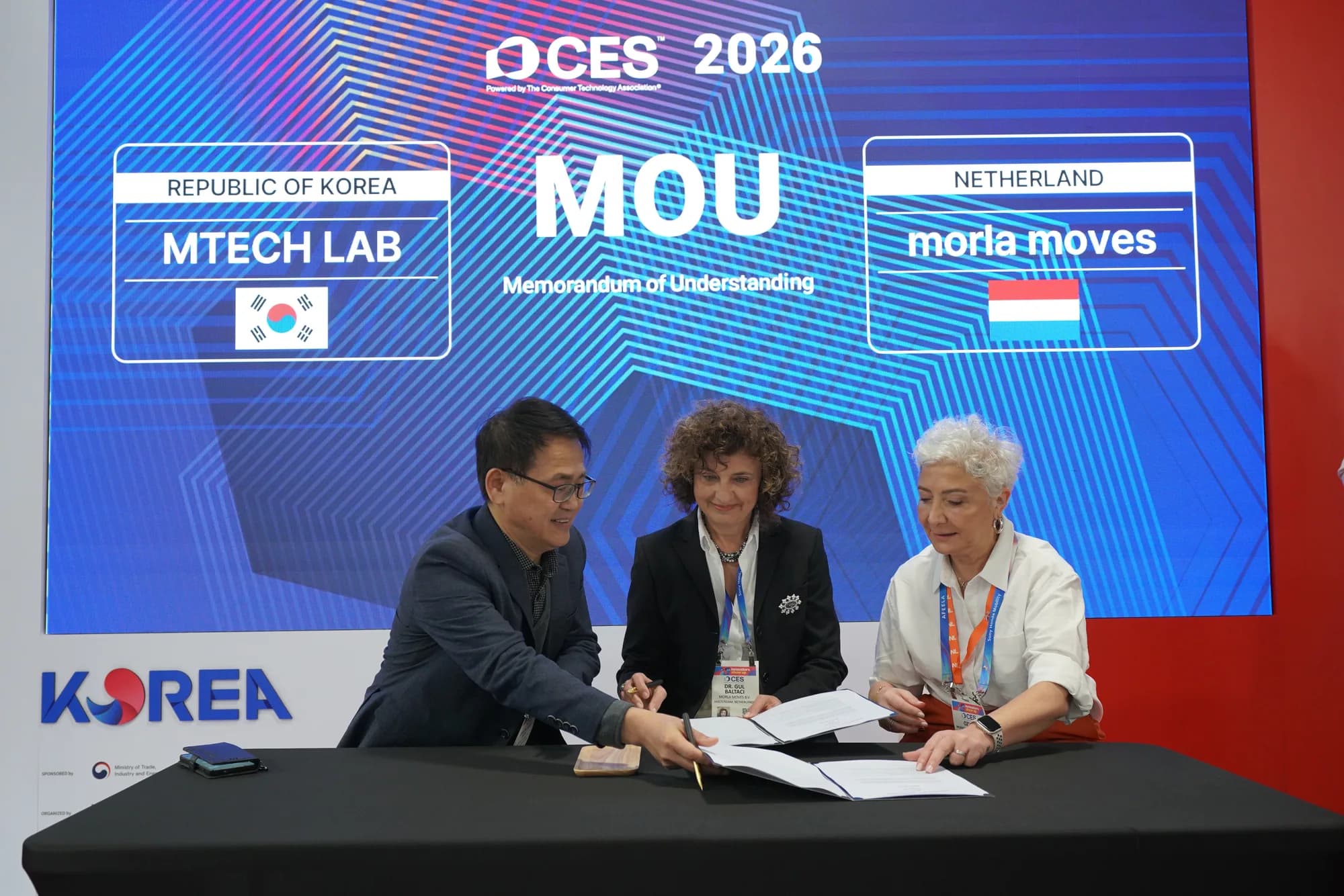 MTechLab and MORLA Moves representatives signing partnership documents
