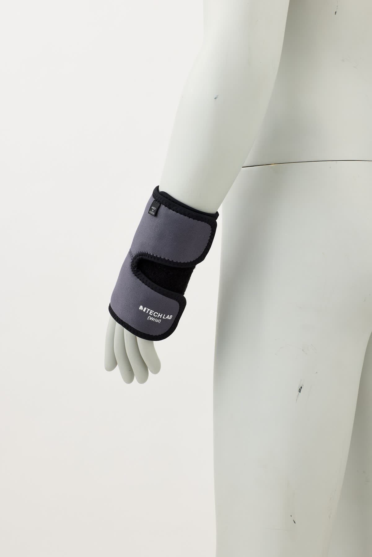 Wrist pad on model